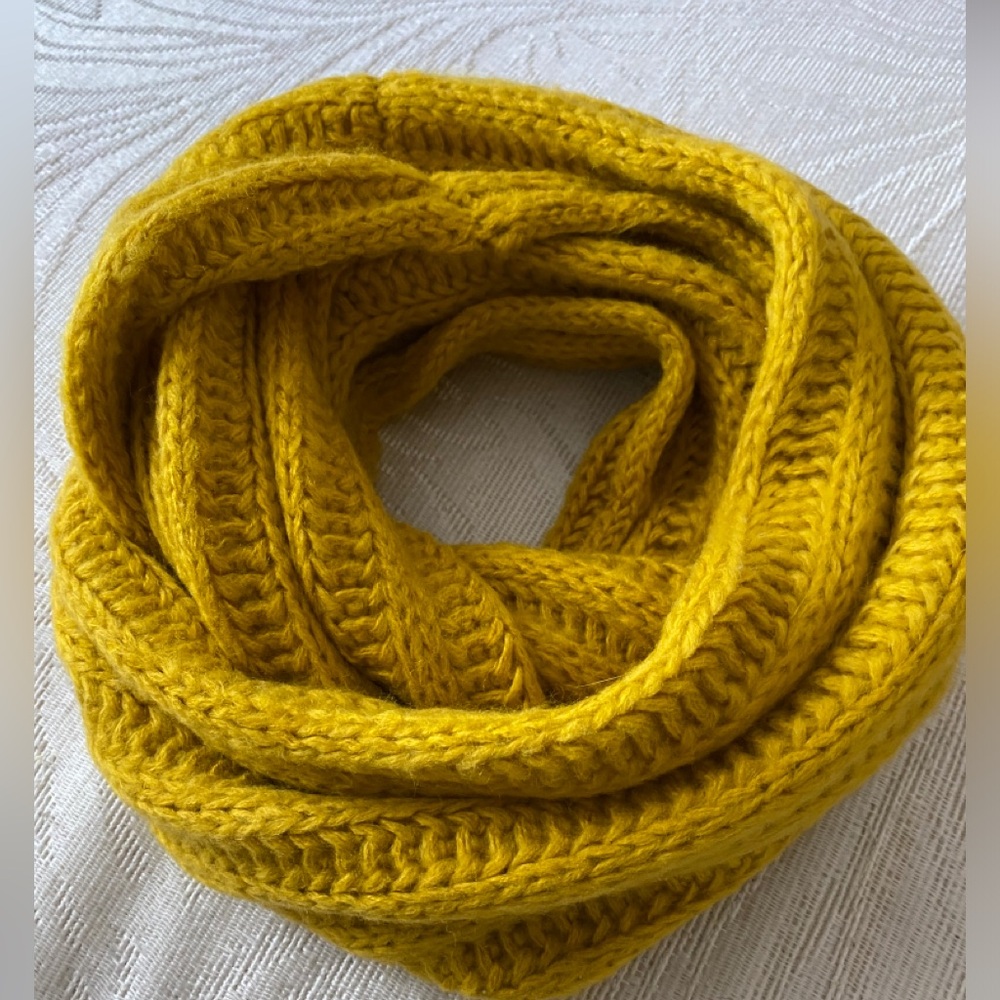 NEOSAN  MUSTARD YELLOW CIRCKE KNIT SCARF NWOT